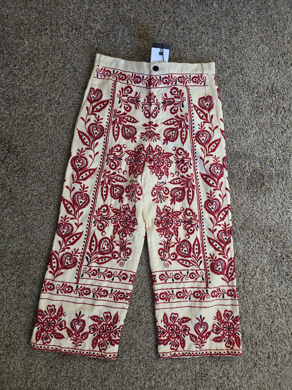NWT Zara Cream with Red Embroidered Floral Pattern Capris
